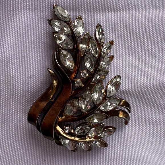 Trifari Signed Pat Pend Elegant Gold Tone Crystal Rhinestone Brooch - Picture 1 of 3